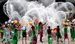泼水节视频,水花飞溅，民族团结共庆